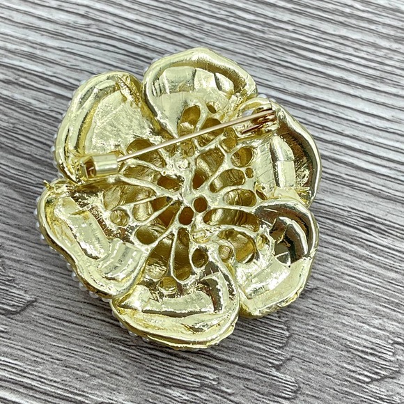 NEW- Camellia Flower Brooch with Faux Pearls White Pearl Gold Tone 1.5" - Picture 5 of 8